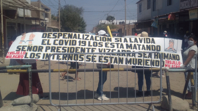 Manifestantes exigen que los dejen ver a sus familiares.