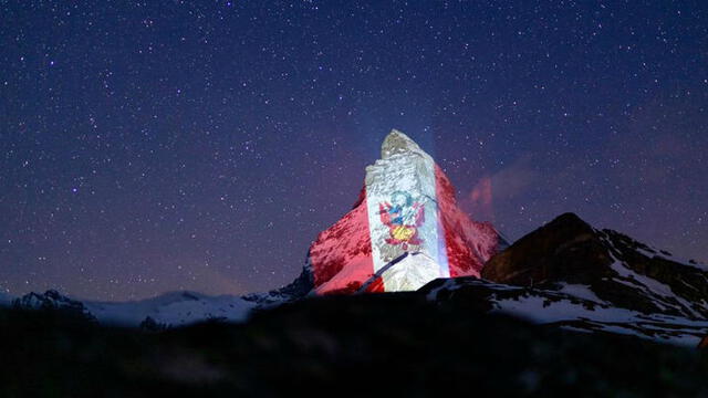Coronavirus: la bandera del Perú es proyectada sobre una montaña de los Alpes suizos