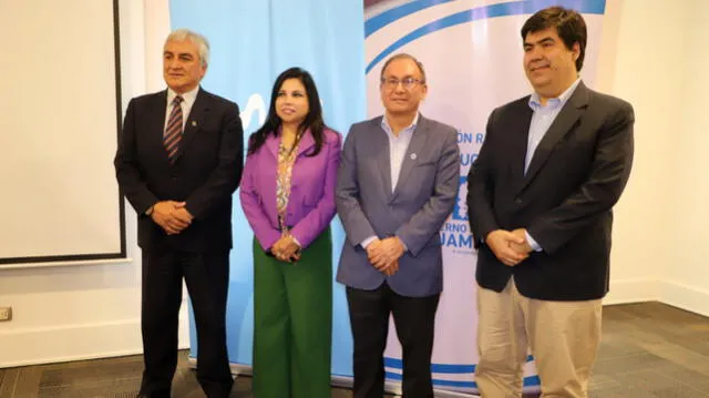 Funcionarios de la DRE Cajamarca y representantes de Telefónica