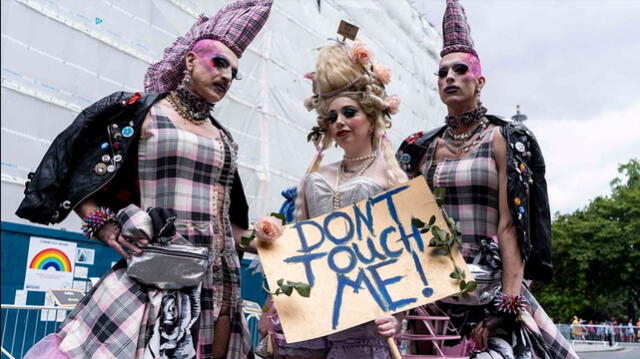 El actor Ian McKellen encabeza el desfile por el Orgullo Gay en Londres