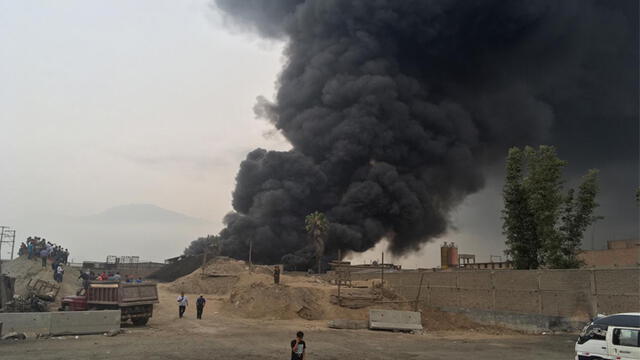 Huachipa: incendio de grandes proporciones consume fábrica de plástico [VIDEOS] 