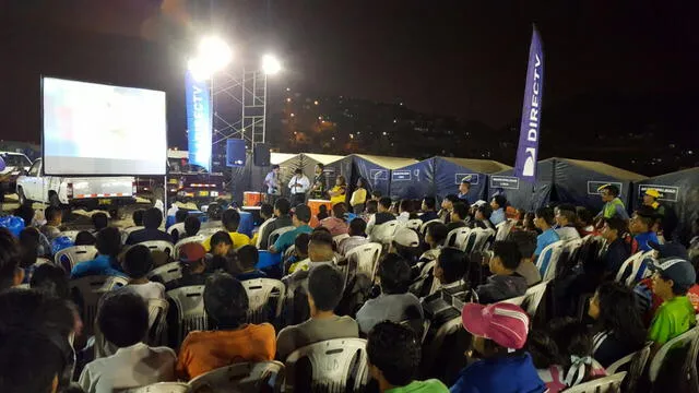 Huaicos en Lima: Damnificados miran el partido de Perú ante Uruguay en pantallas instaladas en Carapongo [VIDEO]