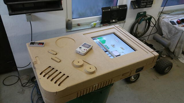 Fan de Nintendo crea una Game Boy gigante con una TV dentro para jugar a la NES en su sala
