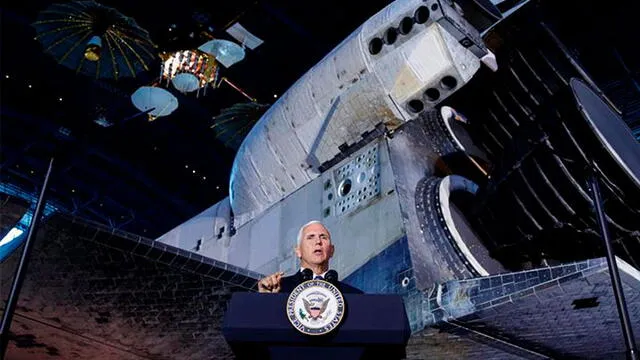 En un discurso frente a la nave espacial Discovery, el vicepresidente de EE. UU., Mike Pence, confirmó hoy la fecha de la puesta en marcha de la Fuerza Espacial. Foto: EFE.