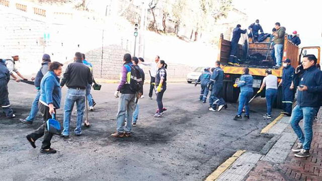 Manifestantes limpian calles de Ecuador