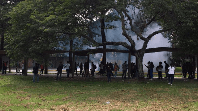 Policías de Nicolás Maduro reprime protesta de universitarios contra la crisis [FOTOS]