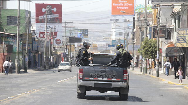 Policías viajaban en un vehículo sin placa trasera