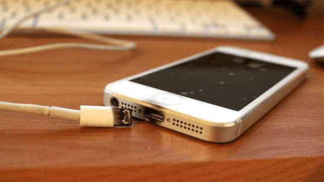 Smartphone | El peligro de usar cargadores falsos