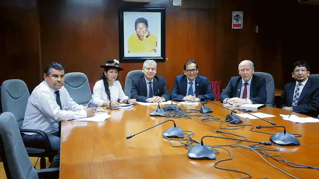 Villanueva se reúne con cuatro bancadas en busca del voto de confianza Villanueva se reúne con cuatro bancadas en busca del voto de confianza