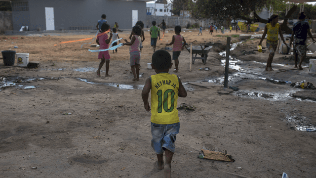 Venezolanos maceran sus sueños en insalubre refugio del norte de Brasil [FOTOS]