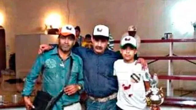 El cuerpo de Adolfo Mendoza Valencia, centro, fue encontrado colgando de un puente en Guanajuato. Foto: redes sociales.