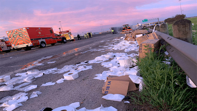 EE. UU.: camión lleno de papel higiénico se incendió en plena carretera  [VIDEO]