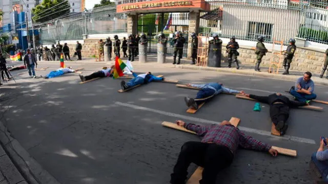 Opositores protestan 'crucificados' por la reelección de Evo Morales