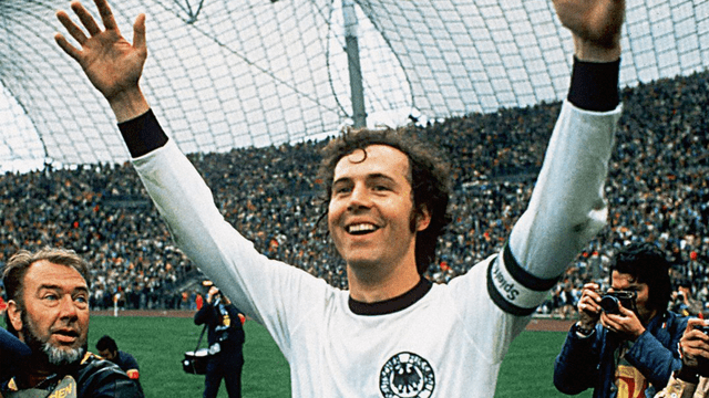Exmundialista aseguró que Claudio Pizarro está al nivel de Franz Beckenbauer