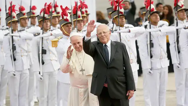 Escoltado desde el aire y en olor de multitud: Francisco ya está con nosotros