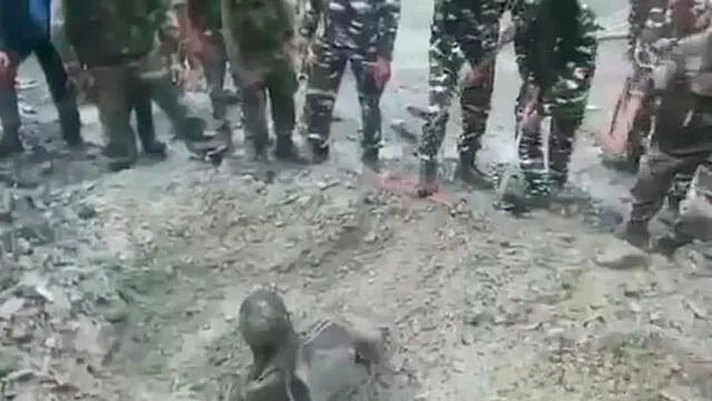 Soldados de India desentierran a Kumar. Captura de video: Agencia Mediadrumimages.