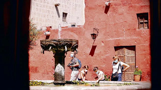 VISITAS. El Monasterio de Santa Catalina recibió a decenas de turistas que llegaron a Arequipa por el mes aniversario. Sin duda, es uno de los prinicipales atractivos que tiene la región.