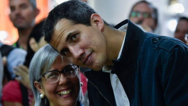 Juan Guaidó junto a su madre, Norka Márquez en una foto familiar. Foto: difusión