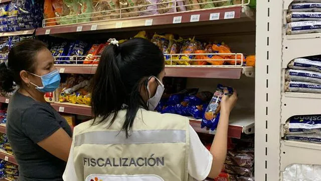 Tarea de fiscalización de Indecopi. Foto: Indecopi.