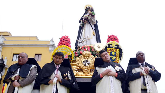 La imagen de Santa Rosa de Lima en procesión.