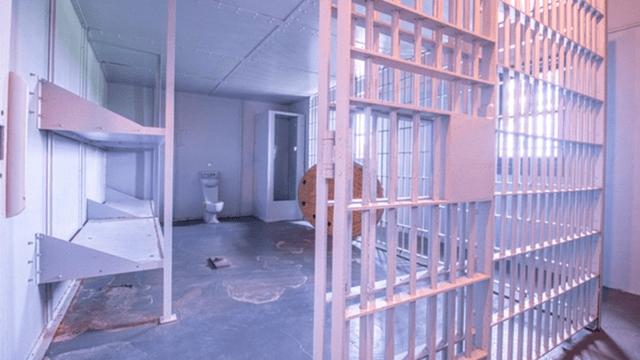 La insólita razón por la que una casa en EE.UU. tiene una cárcel privada en el sótano