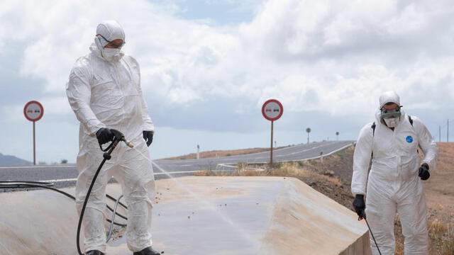 En Fuerteventura la Unidad Militar de Emergencias (UME) se encuentra desinfectando los principales puntos para evitar la propagación del coronavirus. (Foto: Carlos de Saá / EFE)