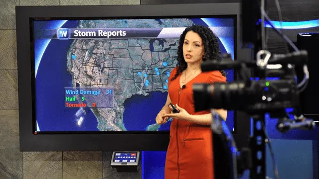 Facebook: meteoróloga narró el clima en TV con su bebé [VIDEO]