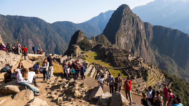 Turistas visitando Macchu Picchu.