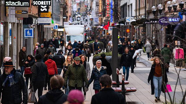 Varias personas pasean sin mascarilla por las calles de Estocolmo, capital de Suecia. Foto: Jonathan Nackstrand / AFP