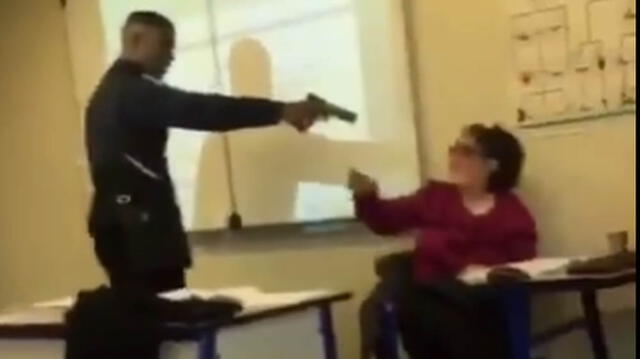 Alumno de secundaria amenazó a su profesora con una pistola [VIDEO]
