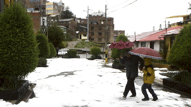 granizada. La noche del jueves, la ciudad de Puno soportó una fuerte granizada. Esta se acumuló a la mañana siguiente y se convirtió en nieve que llegó a una altura de 50 centímetros.
