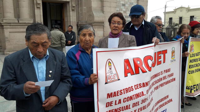 En su día docentes jubilados de Tacna realizaron plantón en plena garúa [FOTOS Y VIDEO] 