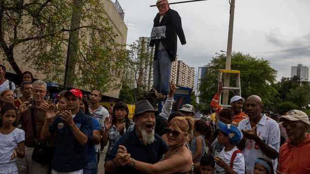 Así fue la quema de Judas en Venezuela con figuras políticas [FOTOS]