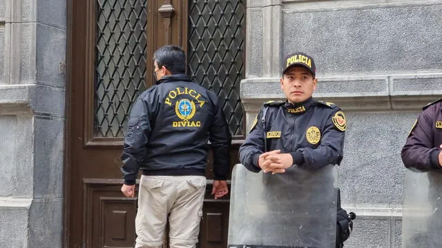 La Fiscalía en conjunto con la PNP llegaron poco antes de las 11 a los despachos de Los Niños. Fotos: Vanessa Trebejo / URPI-LR La Fiscalía en conjunto con la PNP llegaron poco antes de las 11 a los despachos de Los Niños. Fotos: Vanessa Trebejo / URPI-LR