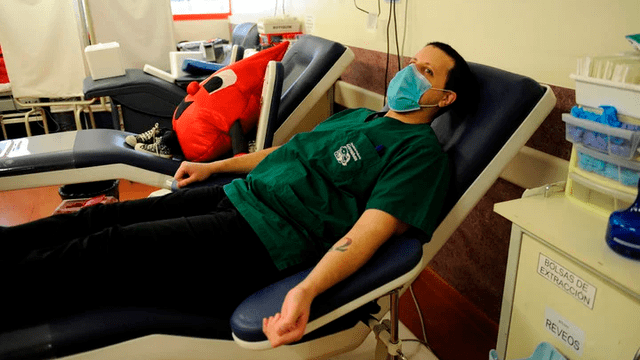 Marcos donó sangre 26 veces y ayudó a más de 30 pacientes con una rara enfermedad. Foto: Clarín