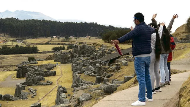 fortaleza. Sacsayhuamán en una hora recibió a ochenta turistas. La entrada fue gratuita.