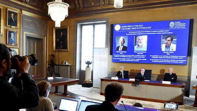 El panel sueco muestra las fotos de los tres ganadores del Premio Nobel de Física. Foto: AP
