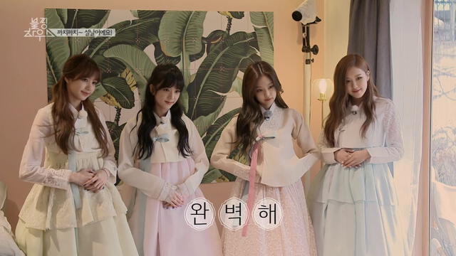 Las integrantes de BLACKPINK vistiendo el tradicional vestido coreano, Hanbok, en tonos pasteles.
