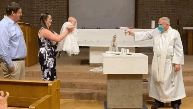 Facebook viral: Sacerdote bautiza a niña con pistola de juguete para mantener la distancia social [FOTOS]