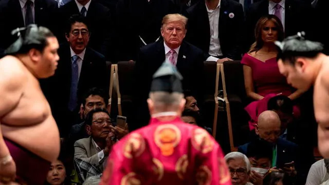 Trump visita Tokio y sube a la arena de los gigantes del sumo [VIDEO]