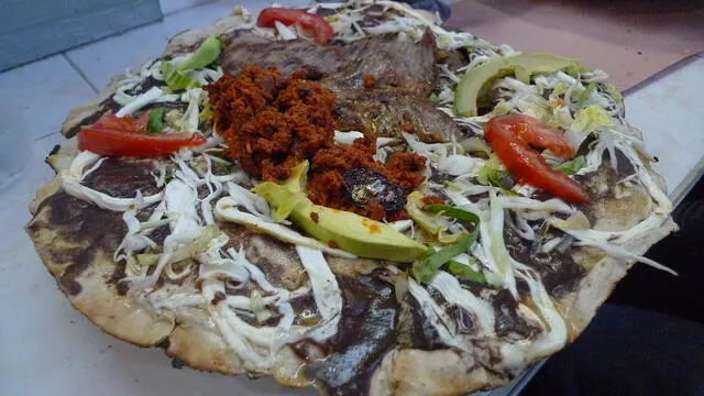 La tlayuda es un plato típico del estado mexicano de Oaxaca. (Foto: Difusión)