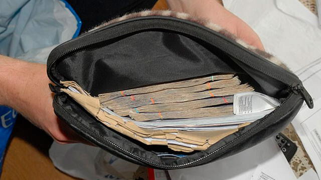 La Policía de Reino Unido halló 13 000 mil libras en la vivienda de dos de los traficantes. Foto: PA.