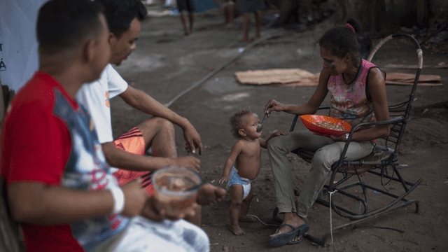 Venezolanos maceran sus sueños en insalubre refugio del norte de Brasil [FOTOS]