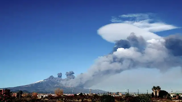 Alarma en Italia por erupción de volcán Etna que ya provocó 150 movimientos sísmicos