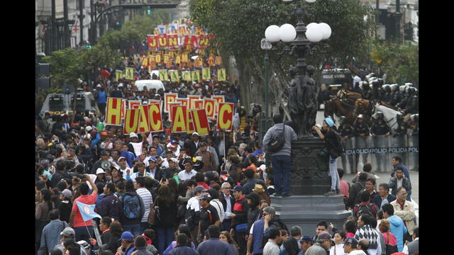 La huelga continúa: Maestros del Sutep siguen congregados en la plaza San Martín