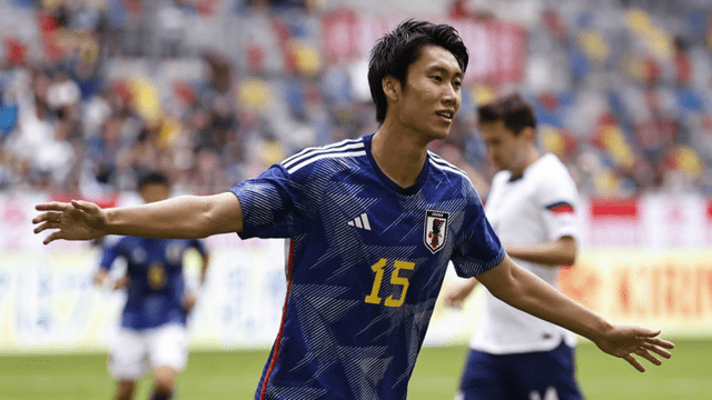 Daichi Kamada con la camiseta de Japón.