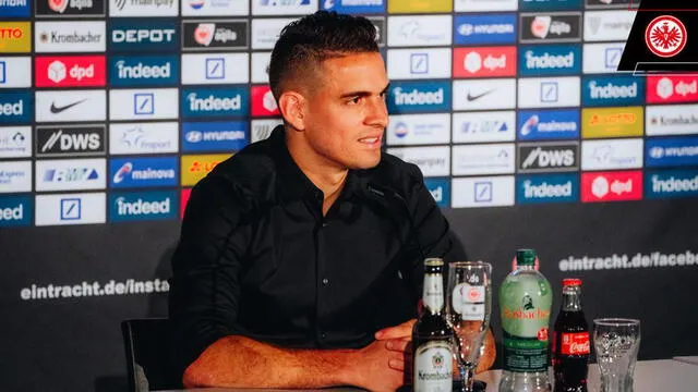 Santos Barré en conferencia de prensa con el Eintracht Frankfurt. Foto: Eintracht Frankfurt