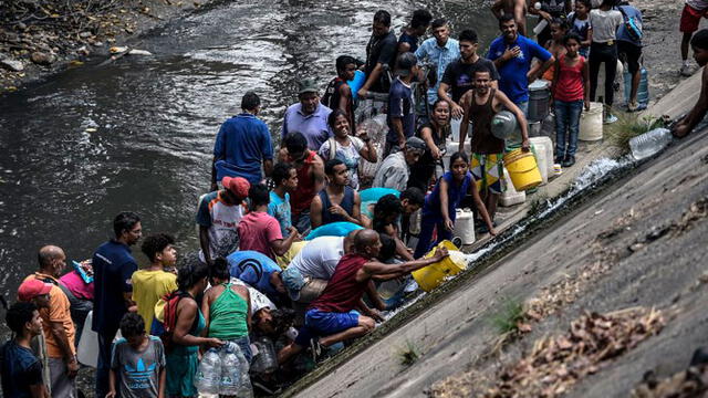 Venezuela: familias buscan agua en río considerado la cloaca de Caracas [VIDEO]