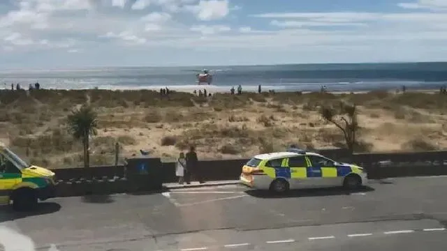 Momento en que Stevens era trasladado en una ambulancia aérea en una playa en Reino Unido. Foto: The Sun.