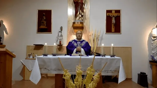 El cura realiza actos litúrgicos desde la parroquia, a puertas cerradas, y las transmite por Facebook y YouTube. (Foto: Captura)